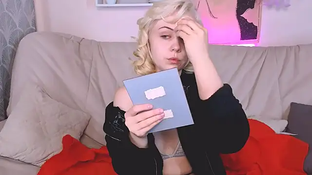 Snapshot of Charlotte_Colinss chatting on October 8, 3:55 am Charlotte Colinss online show from October 8, 3:55 am