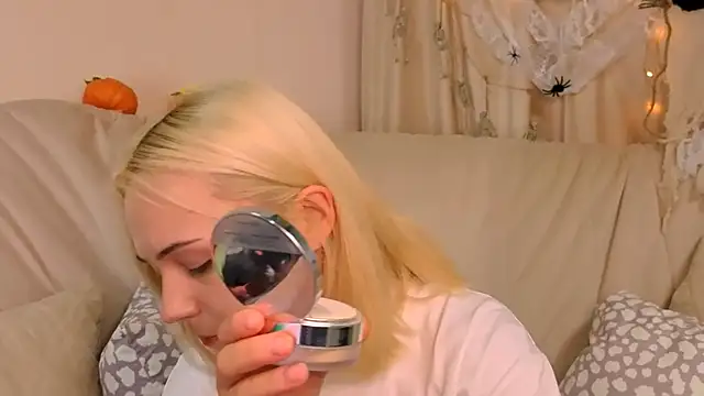 Snapshot of Charlotte_Colinss chatting on October 20, 5:21 am Charlotte Colinss online show from October 20, 5:21 am