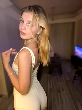 Snapshot of Emaline_Fane chatting on October 2, 4:45 pm Emaline Fane online show from October 2, 4:45 pm