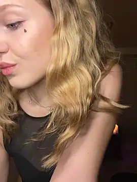 Snapshot of Emaline_Fane chatting on October 31, 8:02 pm Emaline Fane online show from October 31, 8:02 pm