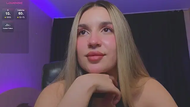 Snapshot of RoxyChill chatting on October 21, 9:08 pm RoxyChill online show from October 21, 9:08 pm