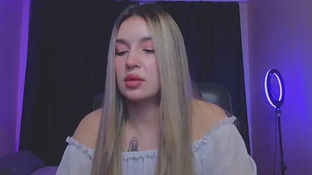 Snapshot of RoxyChill chatting on October 28, 9:30 pm RoxyChill online show from October 28, 9:30 pm