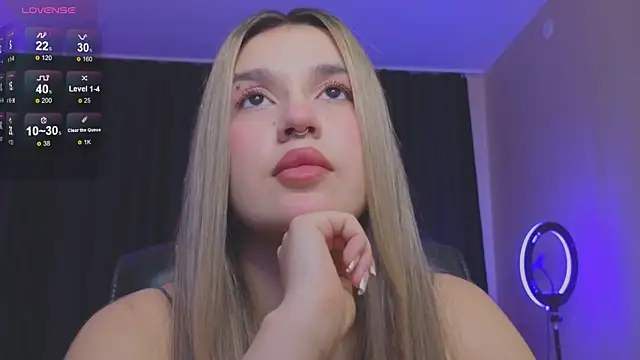 Snapshot of RoxyChill chatting on October 31, 8:35 pm RoxyChill online show from October 31, 8:35 pm