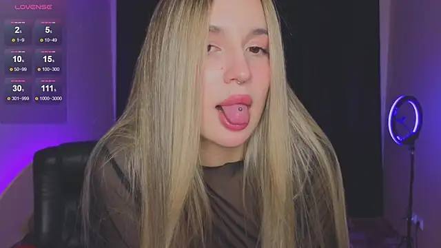 Snapshot of RoxyChill chatting on October 17, 8:56 pm RoxyChill online show from October 17, 8:56 pm