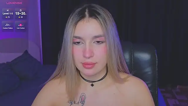 Snapshot of RoxyChill chatting on October 13, 10:56 pm RoxyChill online show from October 13, 10:56 pm