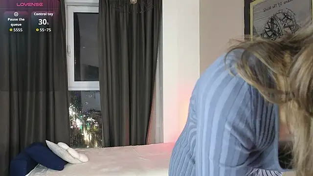 Snapshot of DebiHenks chatting on October 27, 5:19 pm DebiHenks online show from October 27, 5:19 pm