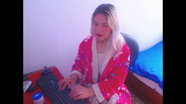 Snapshot of mystica_25 chatting on September 25, 4:06 pm mystica 25 online show from September 25, 4:06 pm