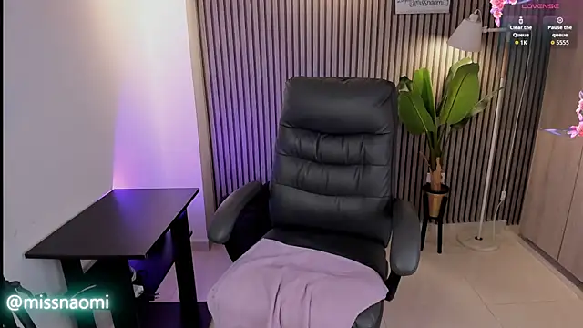 Snapshot of Missnaomi_ chatting on September 28, 4:01 pm Missnaomi online show from September 28, 4:01 pm