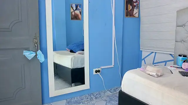 Emily J18 online show from October 4, 1:39 pm