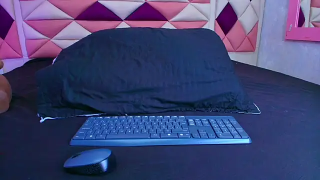 valecastro  online show from September 24, 7:13 pm