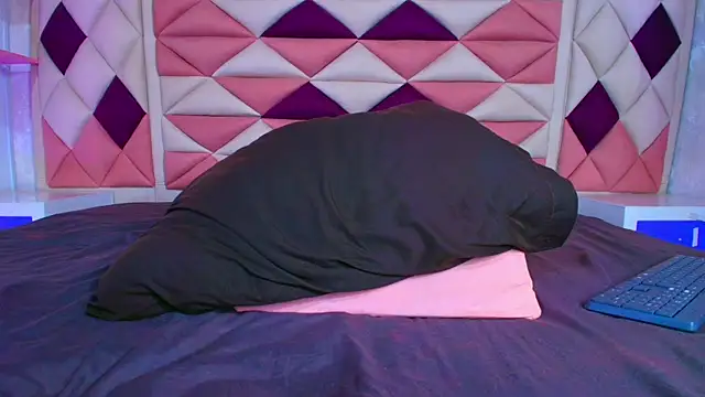 valecastro  online show from October 8, 7:40 pm