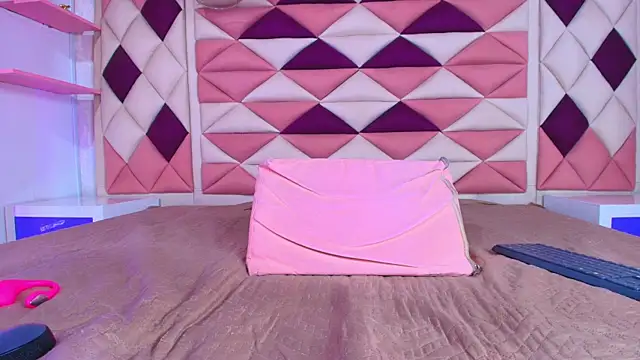 valecastro  online show from September 20, 8:18 pm