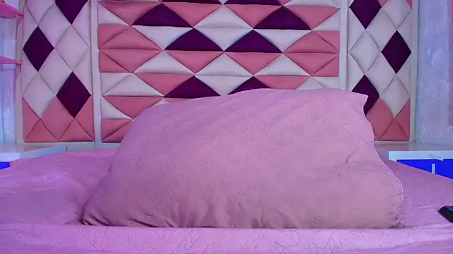 valecastro  online show from September 30, 7:30 pm