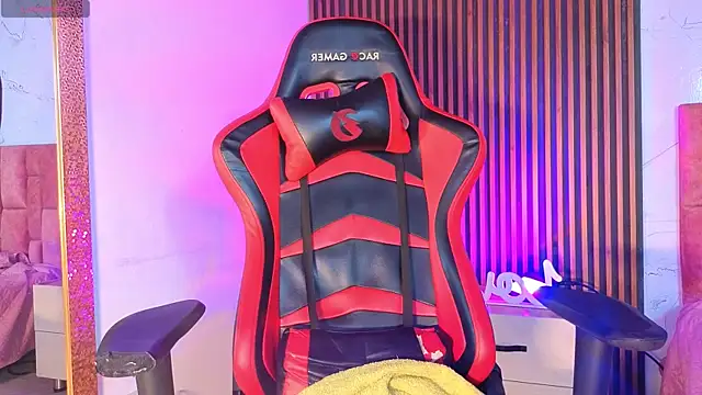 Snapshot of SpicyDemons chatting on October 8, 5:34 am SpicyDemons online show from October 8, 5:34 am