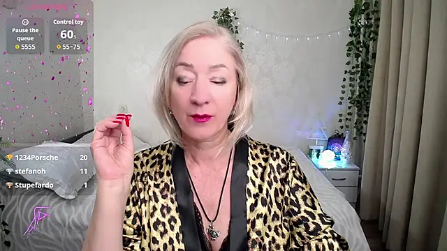 hunters woman online show from December 4, 10:54 pm