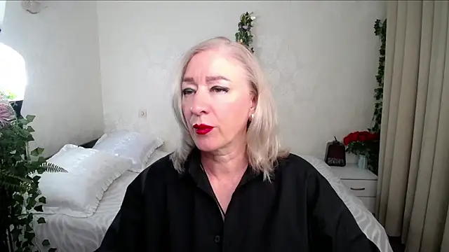 hunters woman online show from June 4, 3:05 pm