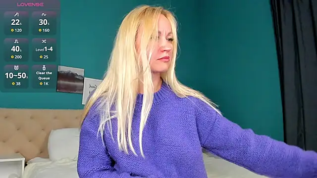 Snapshot of KiraSun chatting on October 11, 12:15 am KiraSun online show from October 11, 12:15 am