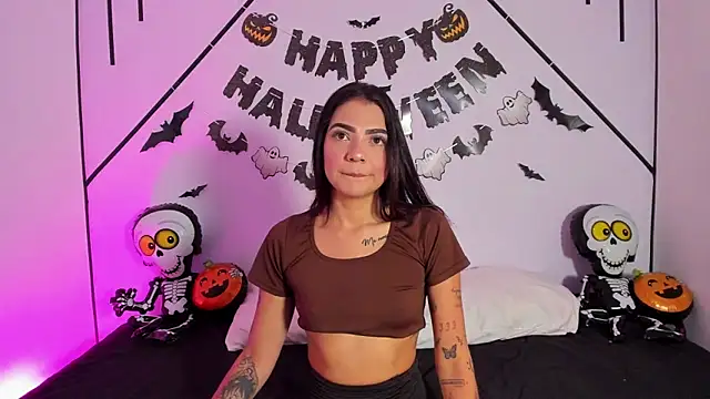 Snapshot of MiahCornell_ chatting on November 1, 8:13 pm MiahCornell online show from November 1, 8:13 pm