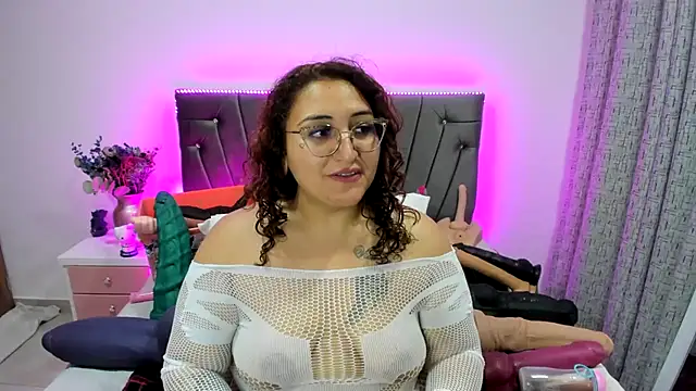 Snapshot of charlloteevans_X chatting on September 15, 2:09 am charlloteevans X online show from September 15, 2:09 am