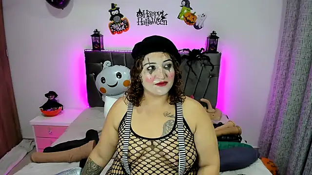 Snapshot of charlloteevans_X chatting on October 31, 8:57 pm charlloteevans X online show from October 31, 8:57 pm