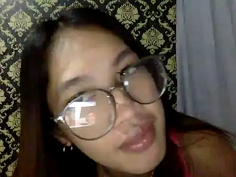 Snapshot of your_wifey chatting on October 4, 11:27 am your wifey online show from October 4, 11:27 am