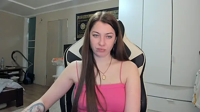 EmiLovsi online show from May 6, 8:13 pm