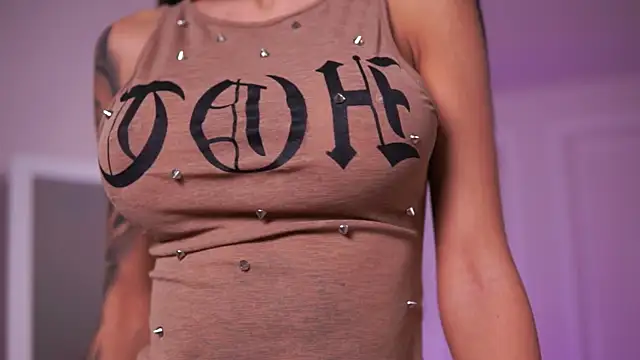 Snapshot of KiaraMoreno chatting on October 23, 10:10 am KiaraMoreno online show from October 23, 10:10 am