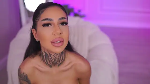 Snapshot of KiaraMoreno chatting on November 2, 11:57 am KiaraMoreno online show from November 2, 11:57 am