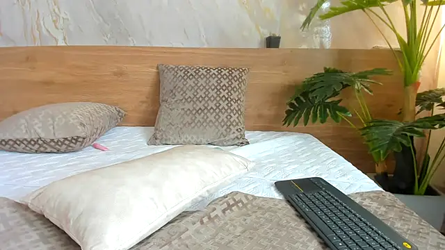 megann hill  online show from October 31, 5:39 pm