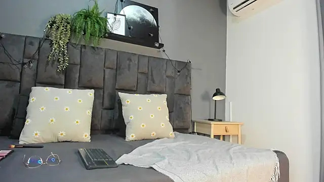 Snapshot of RiriiBrunette__ chatting on October 18, 8:43 pm RiriiBrunette   online show from October 18, 8:43 pm