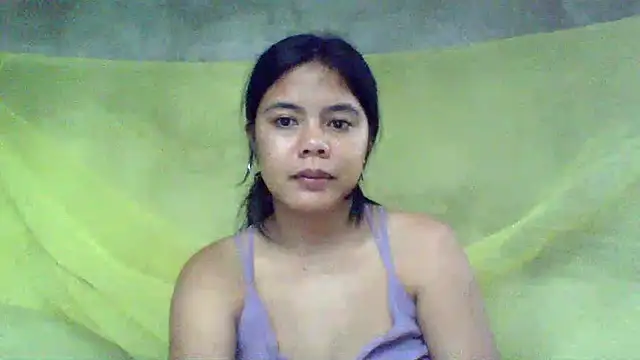 Snapshot of sweet_heaven00 chatting on October 18, 2:14 am sweet heaven00 online show from October 18, 2:14 am