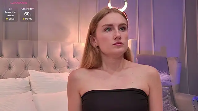 Snapshot of OllieBell chatting on October 24, 3:57 am OllieBell online show from October 24, 3:57 am