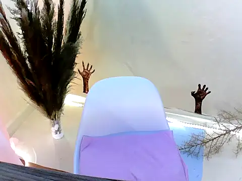 Snapshot of RoseLoverrr chatting on October 18, 3:53 am RoseLoverrr online show from October 18, 3:53 am