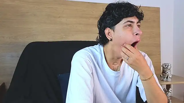 Snapshot of Stiven_Benet_ chatting on October 6, 1:28 pm Stiven Benet  online show from October 6, 1:28 pm