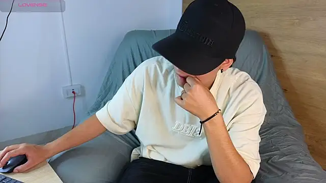 Snapshot of Stiven_Benet_ chatting on September 20, 4:05 pm Stiven Benet  online show from September 20, 4:05 pm