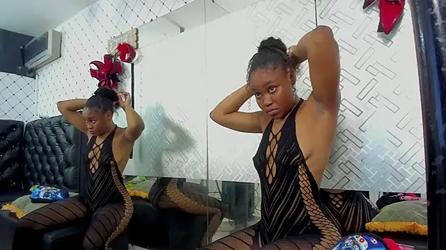 Snapshot of EMMA_SANTANA chatting on October 9, 8:13 pm EMMA SANTANA online show from October 9, 8:13 pm