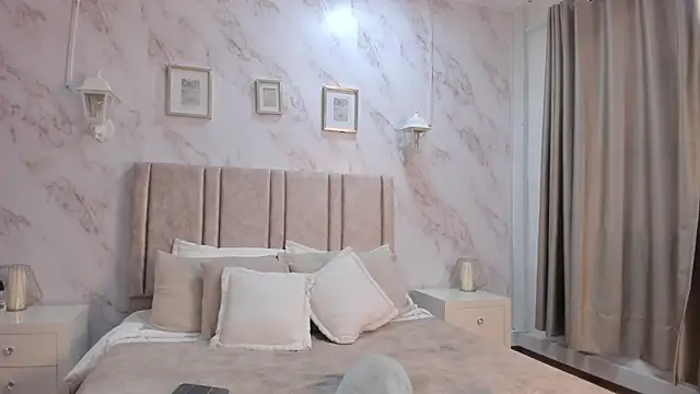 Snapshot of Paula_And chatting on October 31, 8:24 pm Paula And online show from October 31, 8:24 pm