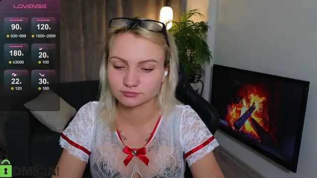 Cameronlovely  online show from October 18, 7:15 pm