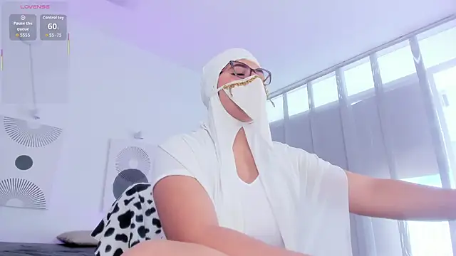 Snapshot of shaza_khalan chatting on October 30, 2:18 pm shaza khalan online show from October 30, 2:18 pm