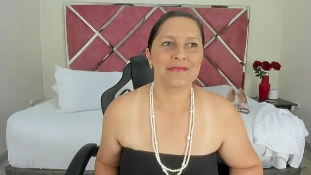 KikaDuque online show from November 7, 8:03 pm