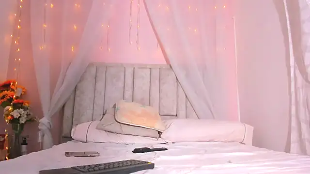 Snapshot of Rachellcooperrr chatting on October 25, 9:32 pm Rachellcooperrr online show from October 25, 9:32 pm