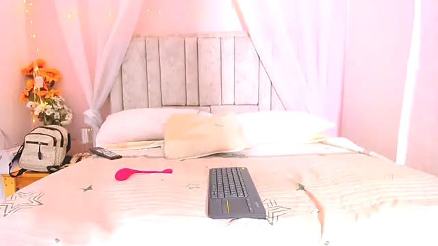 Snapshot of Rachellcooperrr chatting on October 20, 10:40 am Rachellcooperrr online show from October 20, 10:40 am