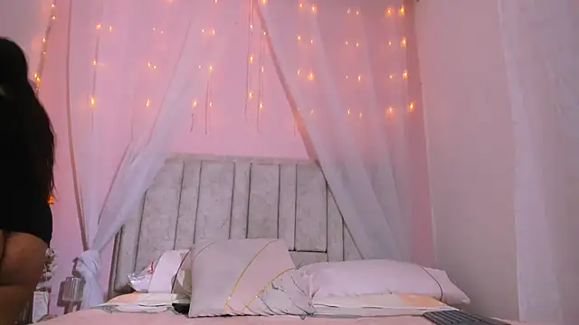 Snapshot of Rachellcooperrr chatting on October 18, 9:12 am Rachellcooperrr online show from October 18, 9:12 am