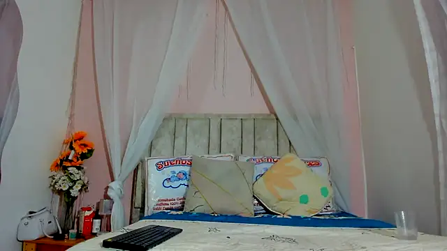 Snapshot of Rachellcooperrr chatting on October 4, 9:08 pm Rachellcooperrr online show from October 4, 9:08 pm