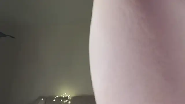 Snapshot of Pixxxis chatting on October 21, 2:15 am Pixxxis online show from October 21, 2:15 am