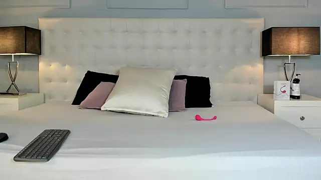 KellyRooss online show from October 1, 11:59 am