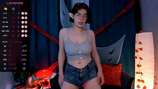 Snapshot of BellaCaress chatting on October 31, 8:51 am BellaCaress online show from October 31, 8:51 am