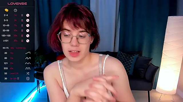 Snapshot of BellaCaress chatting on October 14, 3:31 am BellaCaress online show from October 14, 3:31 am