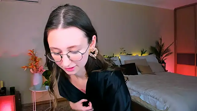 YourLovellyStory online show from December 4, 5:35 pm