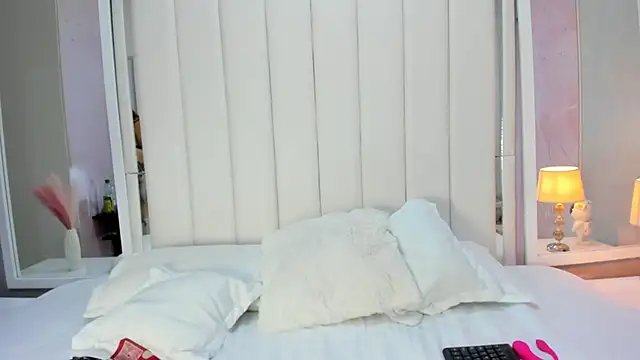 Snapshot of Bella_Miia chatting on October 18, 1:14 pm Bella Miia online show from October 18, 1:14 pm